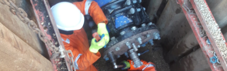 Slip lining HDPE pipeline through cast iron main - DrainsAid